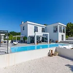 Luxury Valhalla With Private Pool Villa Barat (Rovinj)
